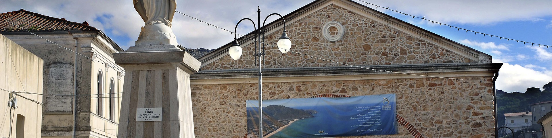 Montegranatico, facciata e veduta della piazza (foto Ivo Piras)